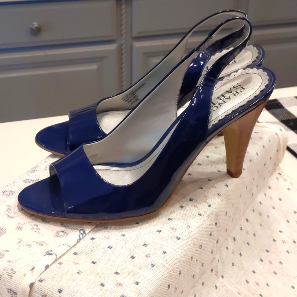 Gorgeous dark blue sling backs